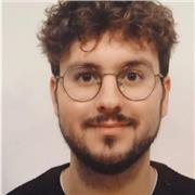 Graduado en Historia y Política, con un amplio conocimiento en materias de Humanidades: historia, filosofía, lengua y literatura.